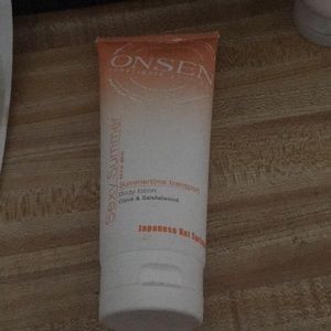 Onsen sexy summer Clove and sandalwood body lotion